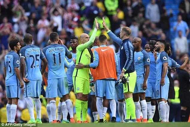 Joe Hart chúc mừng thủ môn Willy Caballero trong chiến thắng 2-1 trước Sunderland